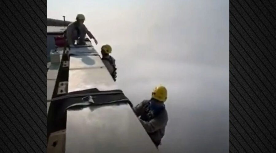 Στα όρια του θανάτου: Νεπαλέζοι εργάτες κρεμασμένοι στα 828 μέτρα καθαρίζουν το Burj Khalifa – Βίντεο που κόβει την ανάσα