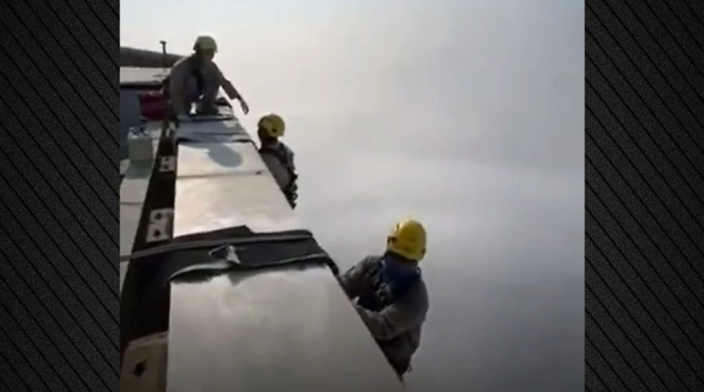 Στα όρια του θανάτου: Νεπαλέζοι εργάτες κρεμασμένοι στα 828 μέτρα καθαρίζουν το Burj Khalifa – Βίντεο που κόβει την ανάσα