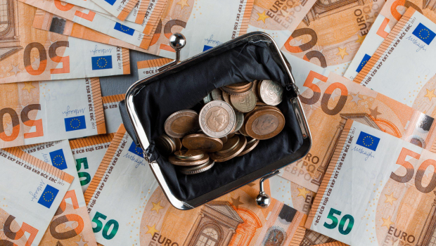 Ποιες συντάξεις και επιδόματα καταβάλλονται έως παραμονή Χριστουγέννων