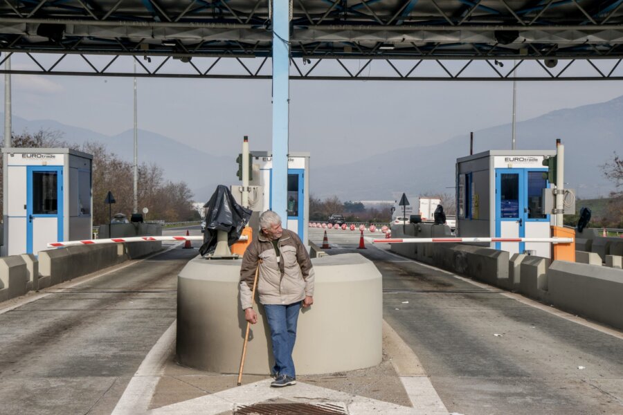 ΑΓΡΟΤΕΣ ΑΝΟΙΞΑΝ ΤΙΣ ΜΠΑΡΕΣ ΣΤΑ ΔΙΟΔΙΑ ΜΑΚΡΥΧΩΡΙΟΥ ΚΑΙ ΜΟΙΡΑΣΑΝ ΜΗΛΑ (EUROKINISSI)