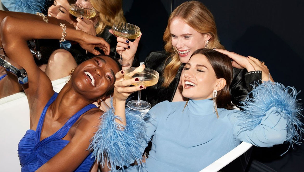 Τα 5 top χριστουγεννιάτικα σχέδια για κοντά νύχια