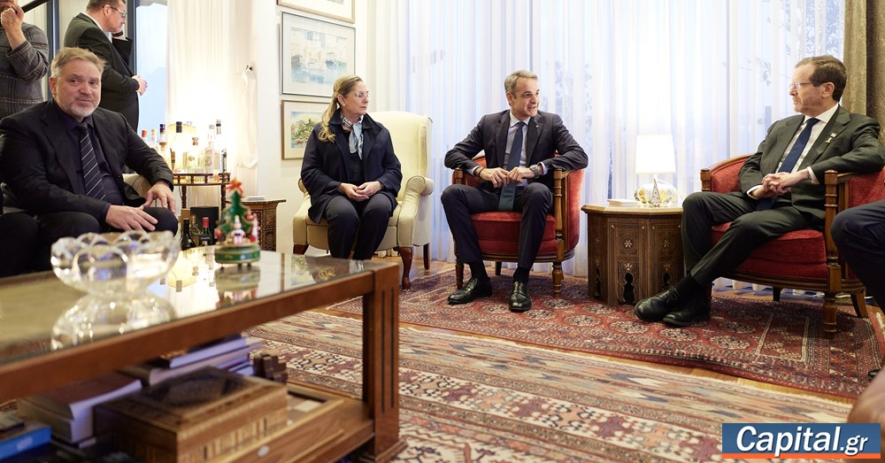 Επίσκεψη K. Μητσοτάκη στο σπίτι της οικογένειας του Ιωνά Καρούση