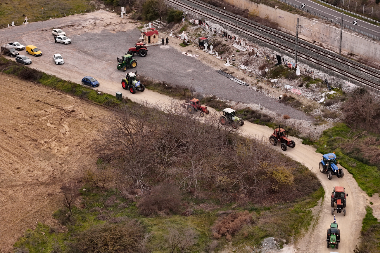 Τέμπη: Ρίγη συγκίνησης στο μνημείο - Ενός λεπτού σιγή για τα 57 θύματα