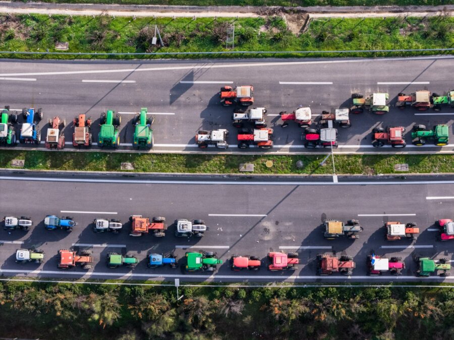 Κινητοποιήσεις: Ρεβεγιόν στα μπλόκα με ανοιχτούς δρόμους από τους αγροκτηνοτρόφους και «κλειστά αυτιά» από την κυβέρνηση