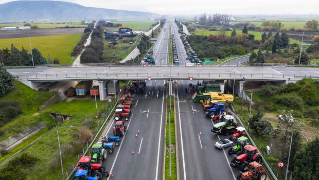 Αγρότες: Με εντολή Μαξίμου κλείνουν οι δρόμοι - Μετατρέπουν τον ταξιδιώτη σε «όμηρο» και τον αγρότη σε «εχθρό»