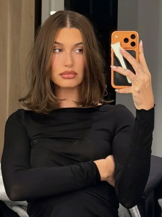 Η Hailey Bieber αποκαλύπτει το haircut που θα κυριαρχήσει το 2026