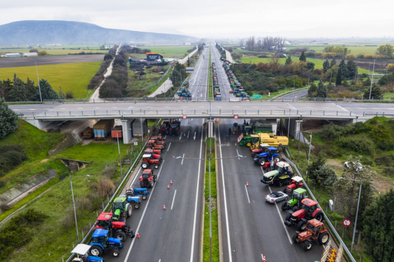 ΚΚΕ: «Αθλιότητα της κυβέρνησης – Κλείνουν τους δρόμους που αφήνουν ανοιχτούς οι αγρότες»