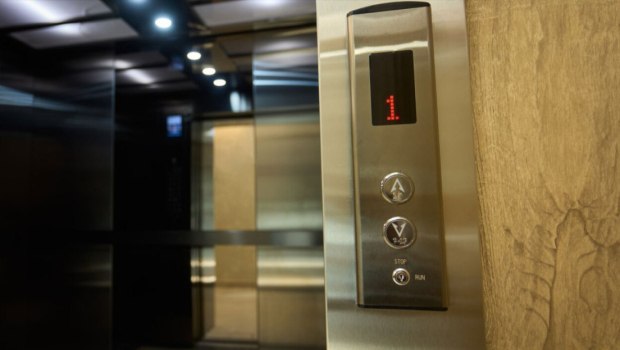 Απεγκλωβίστηκε γυναίκα από ασανσέρ στην Καλλιθέα - Μεταφέρθηκε σε νοσοκομείο