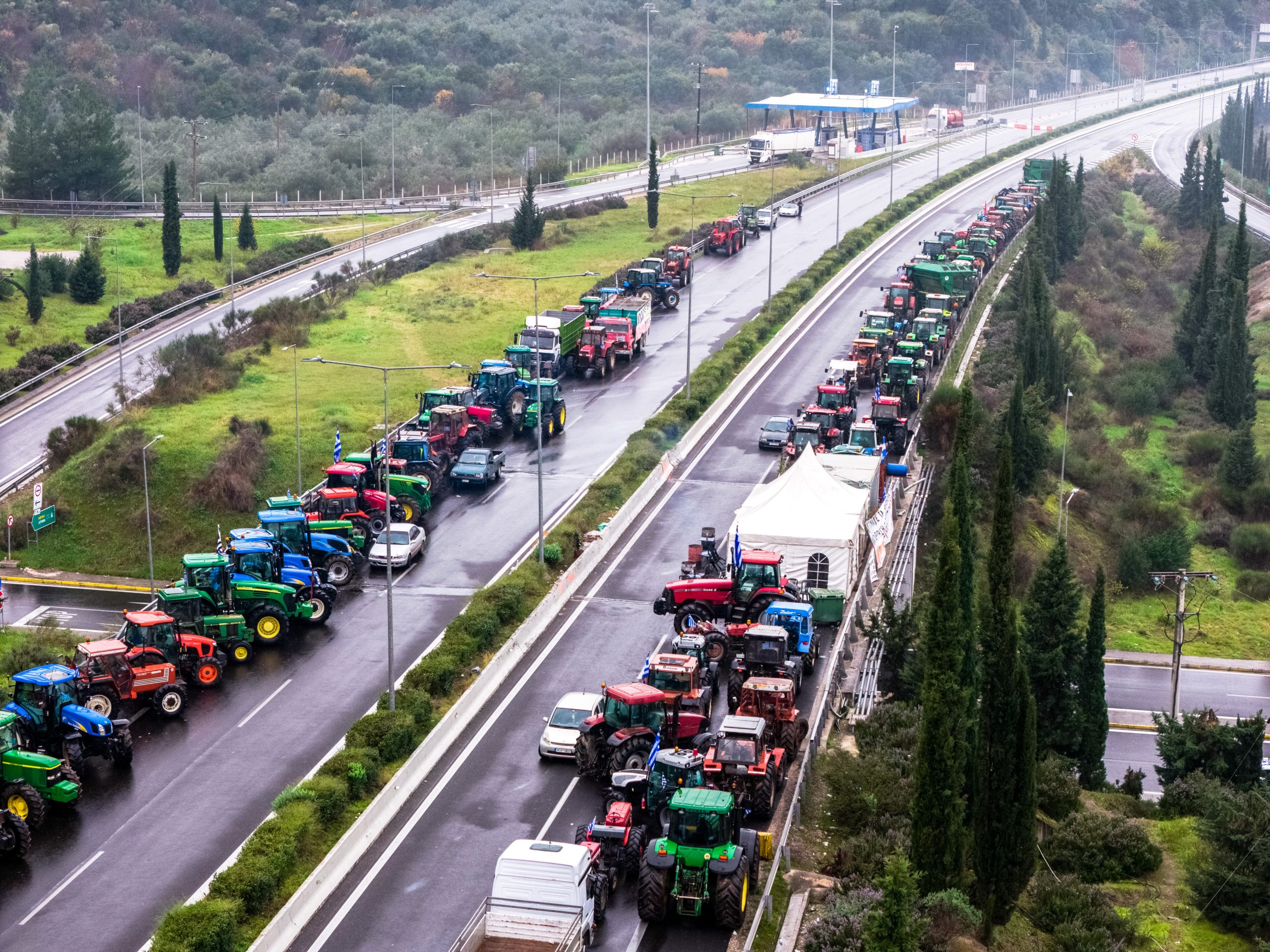 ΟΔΟΙΠΟΡΙΚΟ ΣΤΑ ΜΠΛΟΚΑ ΤΩΝ ΑΓΡΟΤΩΝ ΑΠΟ ΤΗ ΘΕΣΣΑΛΟΝΙΚΗ ΠΡΟΣ ΤΗΝ ΑΘΗΝΑ  (ΑΝΤΩΝΗΣ ΝΙΚΟΛΟΠΟΥΛΟΣ/EUROKINISSI)