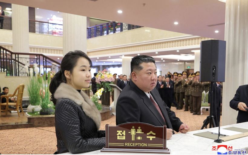 Βόρεια Κορέα: Πυκνώνουν οι εμφανίσεις του Κιμ Γιονγκ Ουν με την κόρη του - Θα είναι η νέα ηγέτης της χώρας;