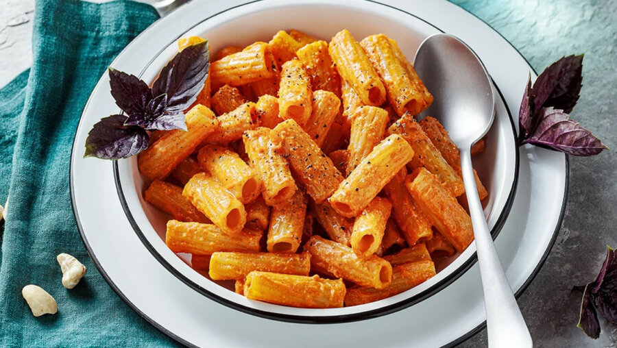 Ζυμαρικά με σάλτσα κόκκινης πιπεριάς