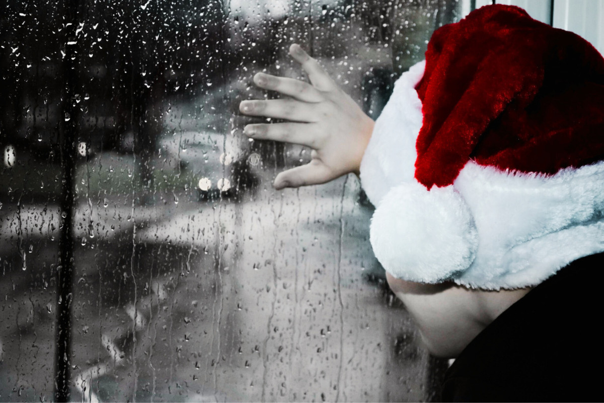 «Στον κάδο με τα νοσοκομειακά απόβλητα» – Σπαρακτική επιστολή εκπαιδευτικού για τα «αόρατα» παιδιά που θα γιορτάσουν μόνα