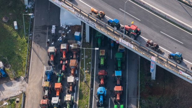 «Μπλόκο» στον κοινωνικό αυτοματισμό από τους αγρότες - «Κάλαντα» στους δρόμους με ανοιχτές λωρίδες κυκλοφορίας