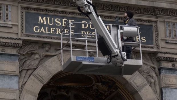 Λούβρο: Κάγκελα ασφαλείας στα παράθυρα του μουσείου μετά την ληστεία του Οκτωβρίου