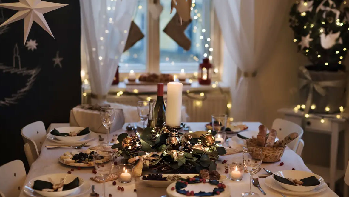 Από το δέντρο μέχρι το μπαλκόνι: Πού να βάλεις λαμπάκια για το τέλειο festive mood