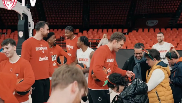 Ολυμπιακός: Μπαρτζώκας και παίκτες άκουσαν τα κάλαντα από τον Σύλλογο Ατόμων με Αναπηρίες «Νίκη»