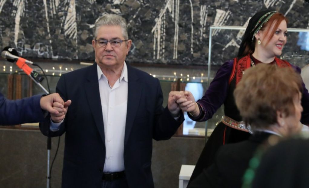 Έσυρε τον χορό ο Δ. Κουτσούμπας – Με αναφορά στους αγρότες το χριστουγεννιάτικο μήνυμά του