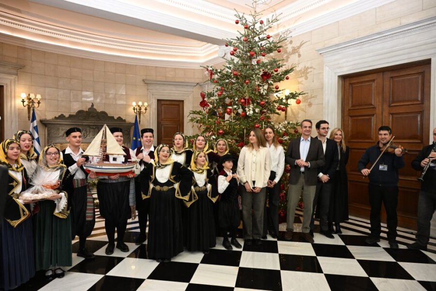 Το Μουσικό Σχολείο Αλίμου και ο Πολιτιστικός Σύλλογος Ερέτριας «Κωνσταντίνος Κανάρης» είπαν τα κάλαντα στον Πρωθυπουργό