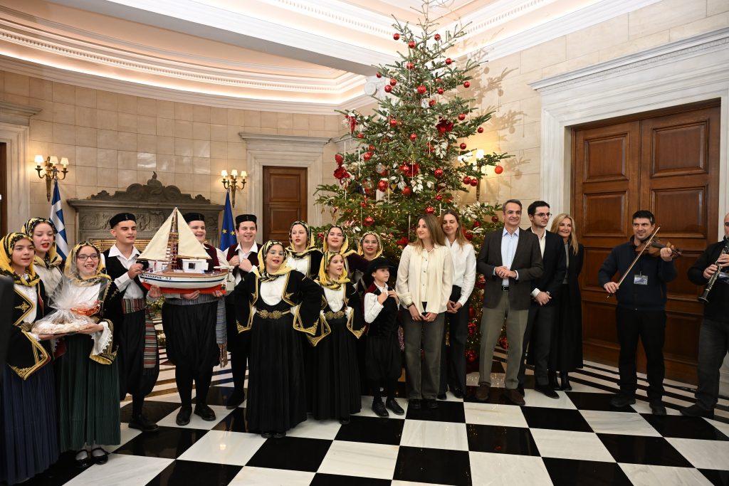 Το Μουσικό Σχολείο Αλίμου και ο Πολιτιστικός Σύλλογος Ερέτριας «Κωνσταντίνος Κανάρης» είπαν τα κάλαντα στον Πρωθυπουργό