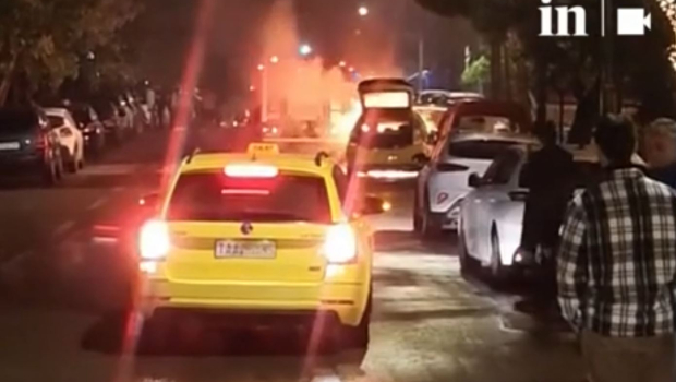 Φωτιά σε όχημα στο κέντρο της Αθήνας - Έκλεισε η Μαυροματαίων στο Πεδίον του Άρεως