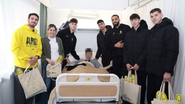 Ο Άρης Betsson μοίρασε δώρα και χαμόγελα στα παιδιά της κλινικής «Άγιος Λουκάς»