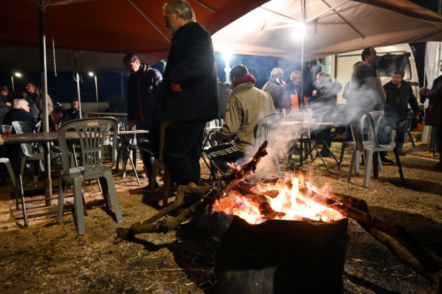 Αγρότες: Προς νέα κλιμάκωση μετά την Πρωτοχρονιά - Γιορτάζουν τα Χριστούγεννα στα μπλόκα, με μουσική και μεζέδες