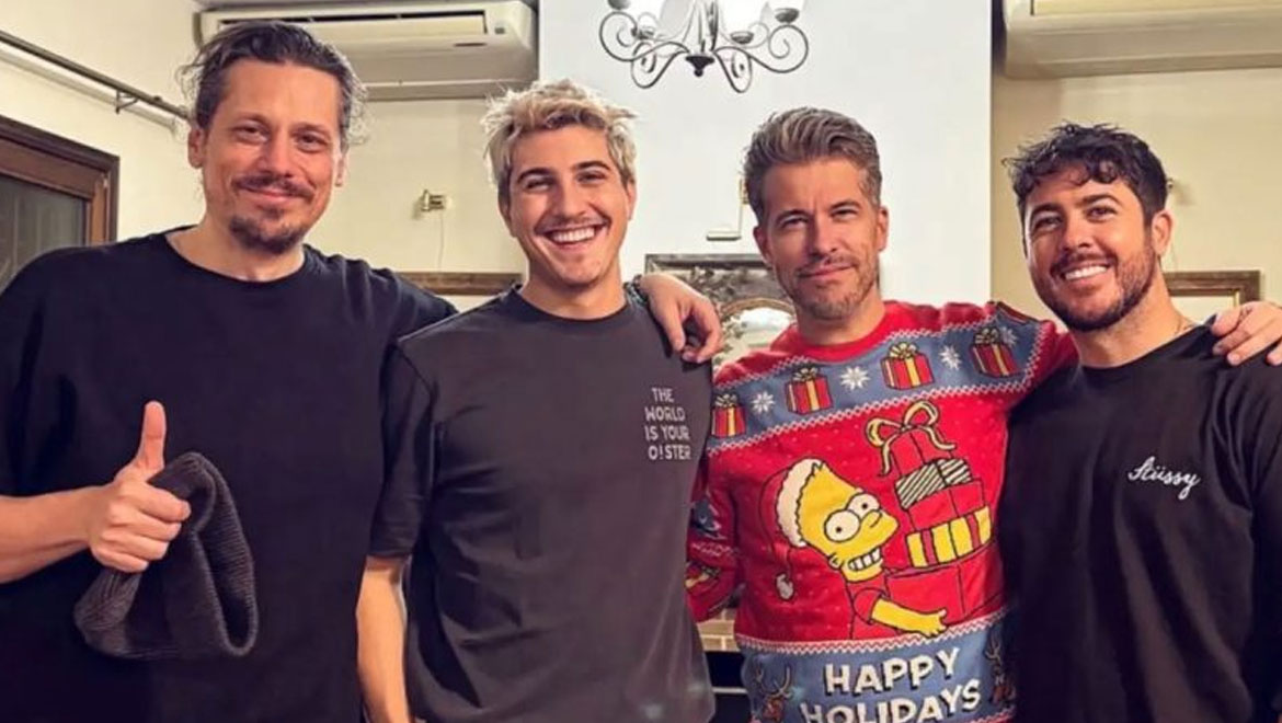 Χάρης Βαρθακούρης: Η οικογενειακή φωτογραφία με όλα τα αδέρφια του και οι ευχές για τα Χριστούγεννα