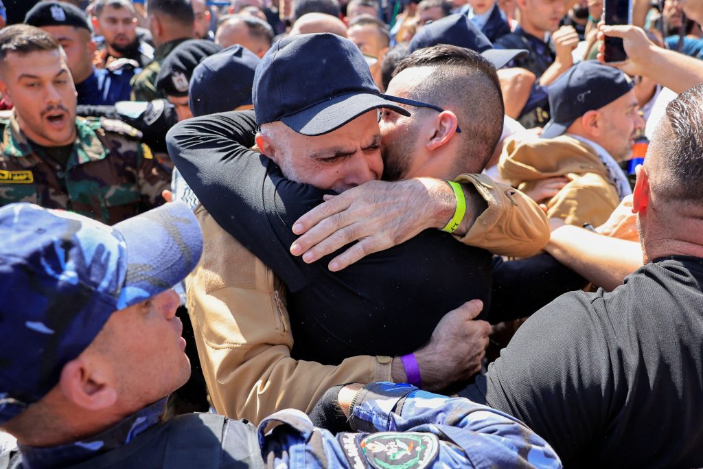 Συγκινητική αγκαλιά πλήθους
