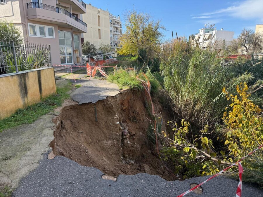 Άγιος Δημήτριος: Ανησυχία για τις καθιζήσεις στο ρέμα Πικροδάφνης - Κινδυνεύουν σπίτια, αυτοψίες στα πληγέντα σημεία