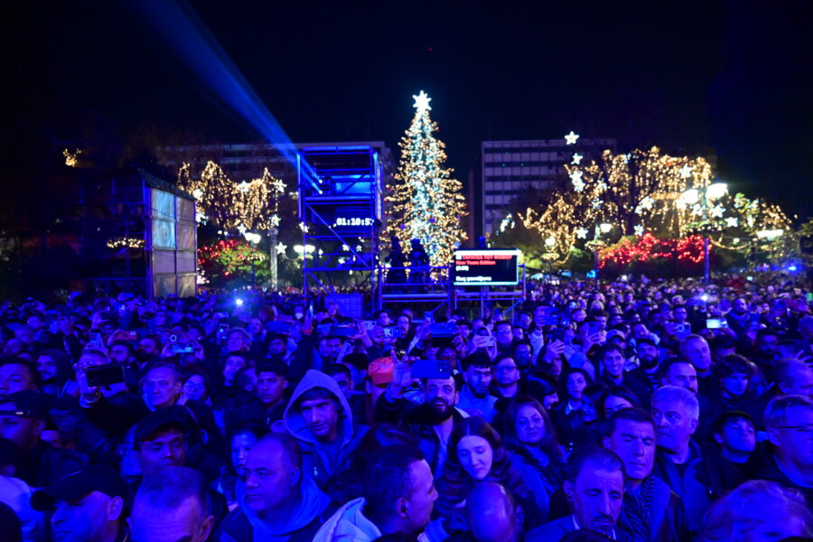 [374659]  ΑΘΗΝΑ - ΥΠΟΔΟΧΗ ΤΟΥ ΝΕΟΥ ΧΡΟΝΟΥ ΣΤΗΝ ΠΛΑΤΕΙΑ ΣΥΝΤΑΓΜΑΤΟΣ  (ΚΩΣΤΑΣ ΤΖΟΥΜΑΣ/EUROKINISSI)