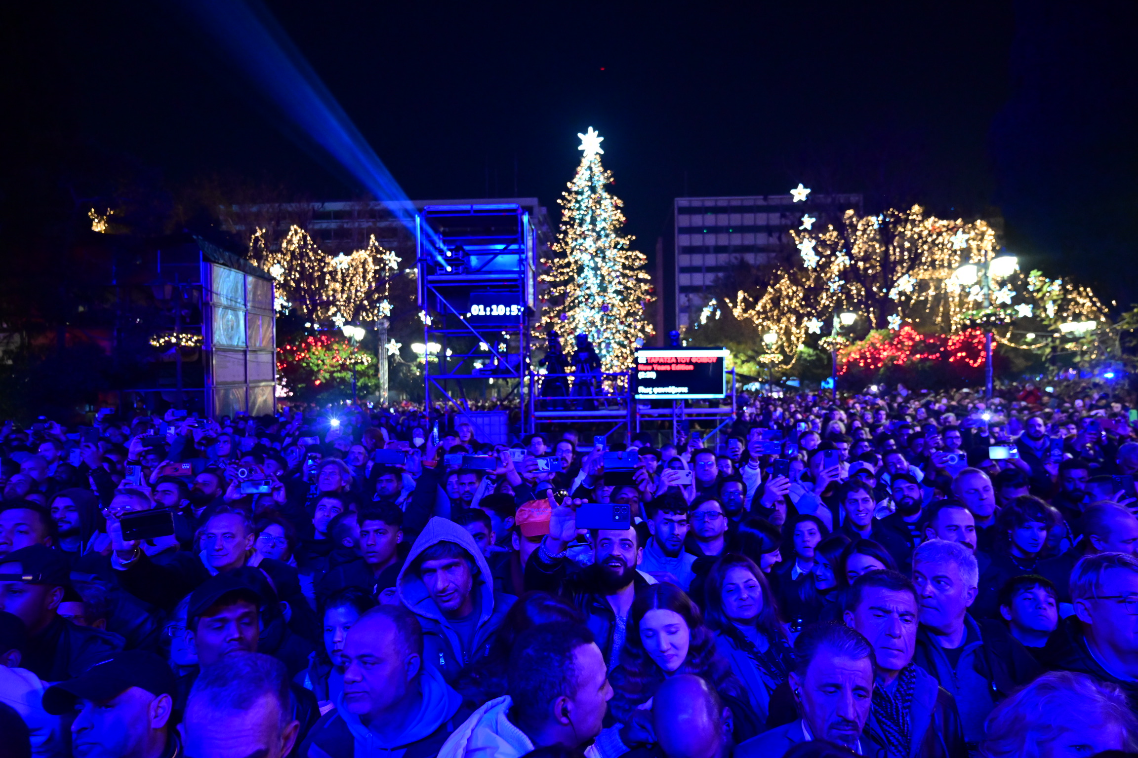 [374659]  ΑΘΗΝΑ - ΥΠΟΔΟΧΗ ΤΟΥ ΝΕΟΥ ΧΡΟΝΟΥ ΣΤΗΝ ΠΛΑΤΕΙΑ ΣΥΝΤΑΓΜΑΤΟΣ  (ΚΩΣΤΑΣ ΤΖΟΥΜΑΣ/EUROKINISSI)