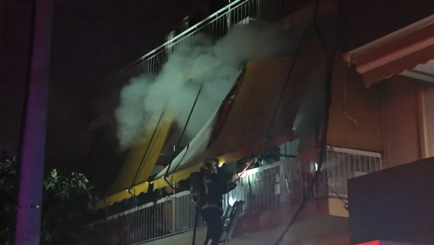 Φωτιά σε διαμέρισμα στην Καλλιθέα - Δύο άτομα απεγκλωβίστηκαν χωρίς τις αισθήσεις τους