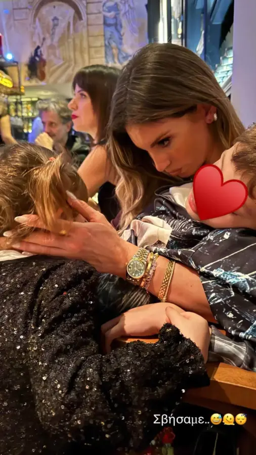 Αθηνά Οικονομάκου: Στιγμιότυπο από το χριστουγεννιάτικο ρεβεγιόν με τα παιδιά της