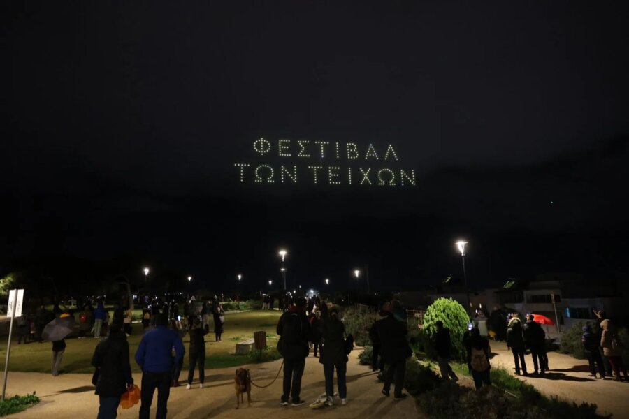 Εντυπωσιακές εικόνες από τα εκατοντάδες drones στον ουρανό του Ηρακλείου