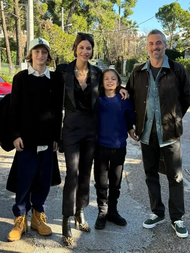 Σοφία Καρβέλα και Θανάσης Πανουργιάς: Μαζί στις γιορτές – Η κοινή εμφάνιση σε χριστουγεννιάτικο κάλεσμα