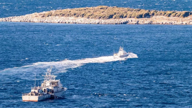 Διαδοχικές επιχειρήσεις διάσωσης μεταναστών νότια της Γαύδου – 131 άτομα μεταφέρθηκαν με ασφάλεια στο λιμάνι