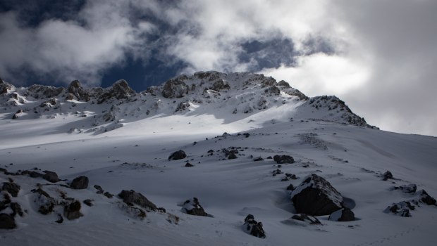 Φωκίδα: Αγκαλιασμένοι μέσα στο χιόνι εντοπίστηκαν οι ορειβάτες που έχασαν τη ζωή τους στα Βαρδούσια