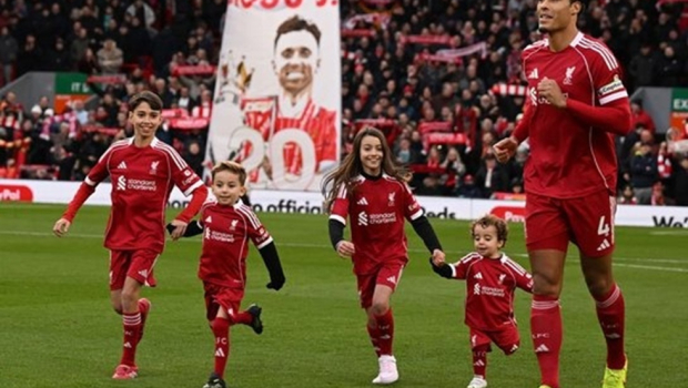 Συγκίνηση στο «Άνφιλντ»: Οι γιοι του Ζότα συνόδευσαν τις μασκότ των Λίβερπουλ, Γουλβς (pics)