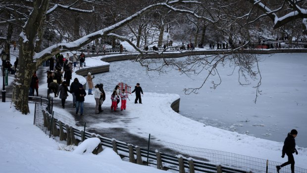 Νέα Υόρκη: Σε κατάσταση έκτακτης ανάγκης εξαιτίας της χιονοθύελλας - Χιλιάδες πτήσεις έχουν ακυρωθεί