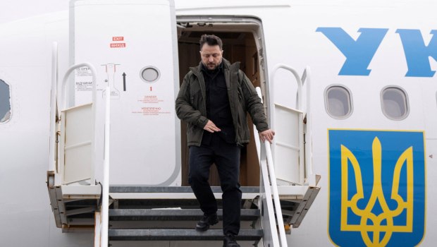 Ζελένσκι: Έφτασε στο Μαϊάμι για τη συνάντηση με τον Τραμπ - Ανάρτηση Ντμιτρίεφ κατά «πολεμοκάπηλων»