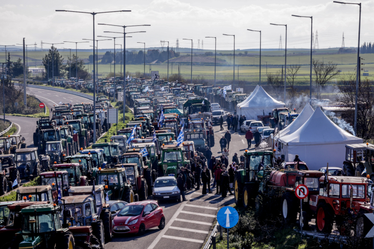 Κόντρα ΝΔ - ΠΑΣΟΚ για τους αγρότες - «Μη ασφαλές περιβάλλον διαλόγου» καταγγέλλει η Χαριλάου Τρικούπη