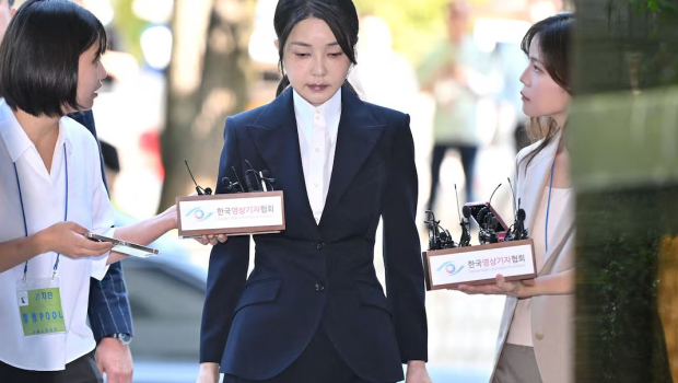 Νότια Κορέα: Η σύζυγος του πρώην προέδρου κατηγορείται πως έλαβε δωροδοκίες σε είδος αξίας 200.000 δολαρίων