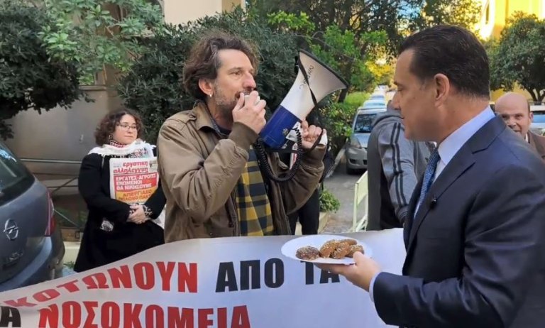 Αγωνιστική υποδοχή στον Γεωργιάδη που πήγε με μελομακάρονα στο «Έλενα Βενιζέλου»