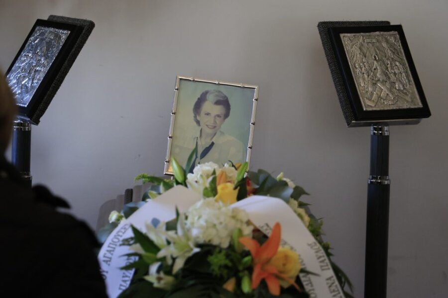 Πορτρέτο γυναίκας με λουλούδια