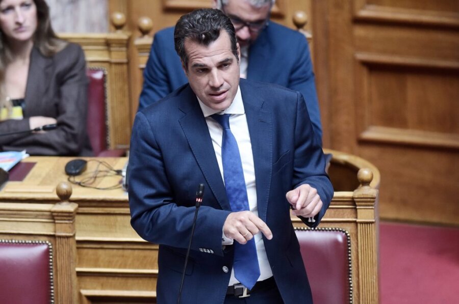 Η ευχετήρια κάρτα για τα Χριστούγεννα ενόχλησε τον Πλεύρη