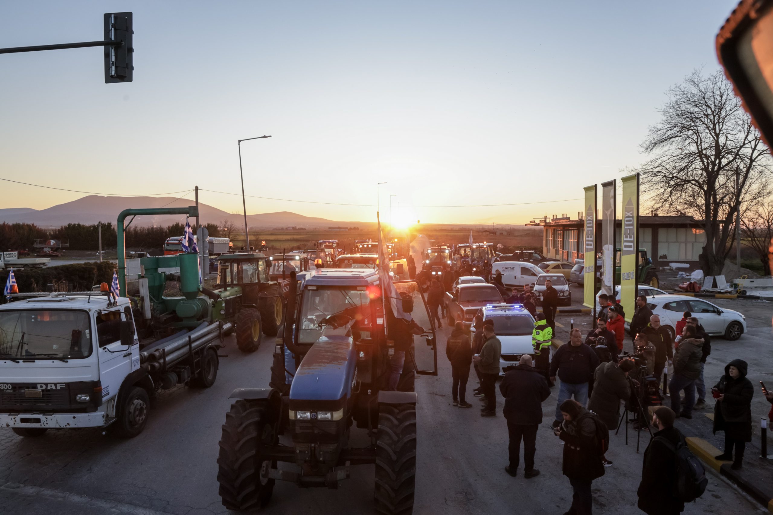 ΑΓΡΟΤΕΣ ΕΚΛΕΙΣΑΝ ΤΗΝ ΠΑΡΑΚΑΜΠΤΗΡΙΟ ΤΟΥ ΑΧΙΛΛΕΙΟΥ - ΚΙΛΕΛΕΡ, ΣΤΟΝ ΔΡΟΜΟ ΛΑΡΙΣΑΣ ΒΟΛΟΥ   (EUROKINISSI)