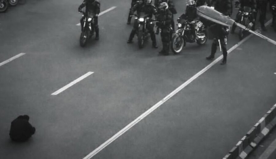 «Ιρανική Τιενανμέν»: Το viral βίντεο ενός διαδηλωτή απέναντι σε αστυνομικές δυνάμεις