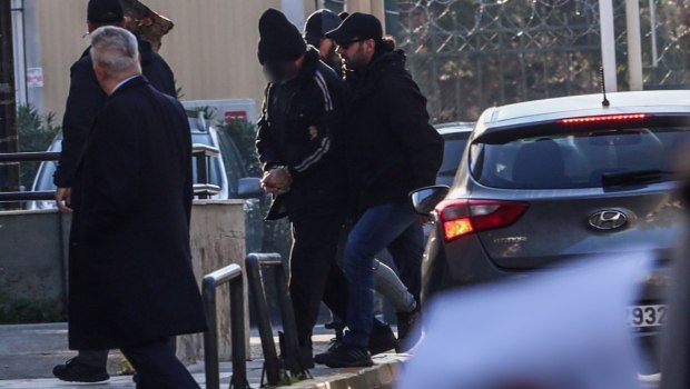 Φως στο Τούνελ: «Πουλούσε το σπίτι χωρίς να του ανήκει» – Σοκαριστικές μαρτυρίες για τον γιο της Ελένης Παπαδοπούλου