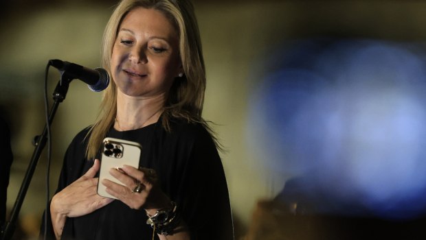 Σε ιερούς στόχους και τη ριζική αλλαγή του κόσμου μέσα από τα μάτια της αγάπης αναφέρεται η Καρυστιανού στο μήνυμά της για το 2026