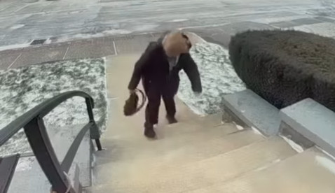 Νέα Υόρκη: Ισχυρός άνεμος παρέσυρε και σήκωσε στον αέρα γυναίκα έξω από κατοικία (βίντεο)